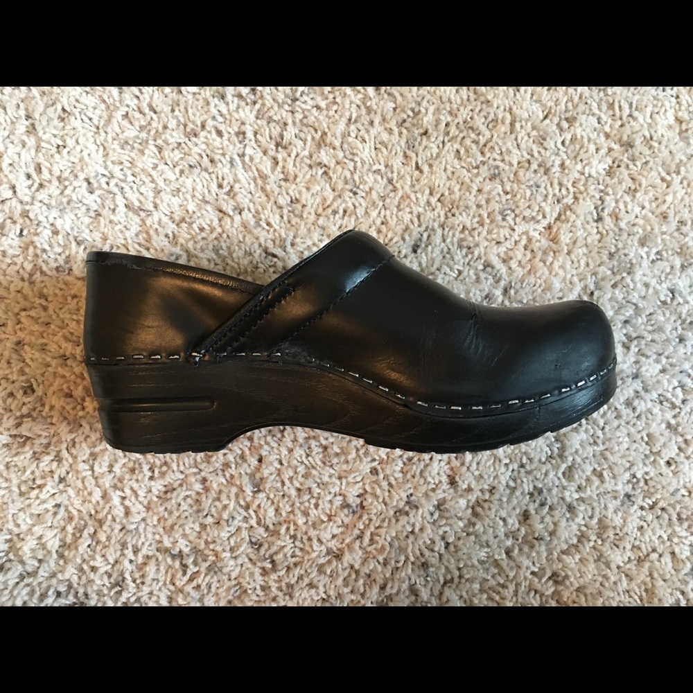Sanita black Prof. Cabrio closed back clogs